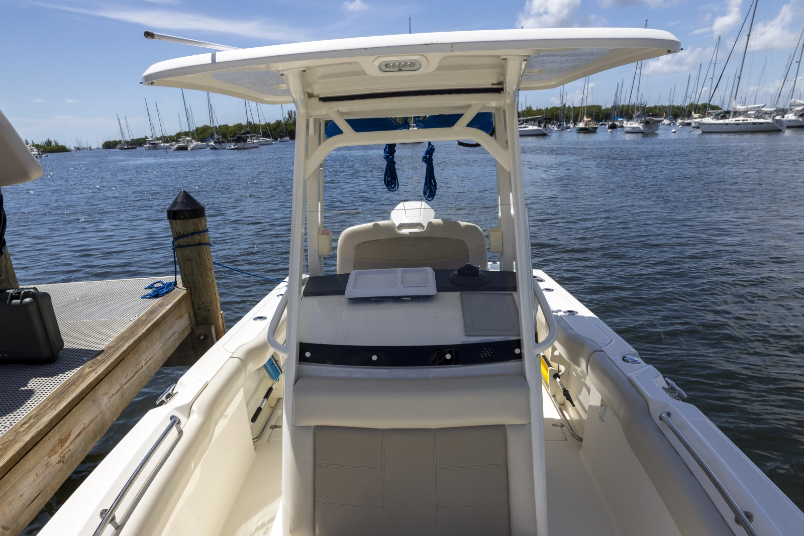 2021 Boston Whaler 230 OUTRAGE