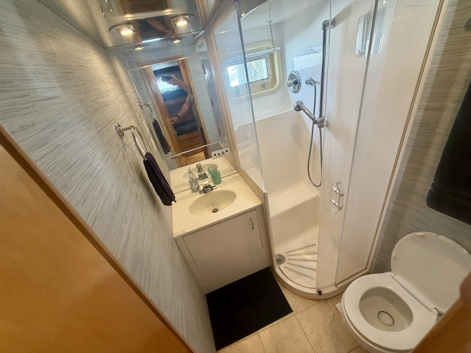 1999 Hatteras 52 Cockpit Motor Yacht