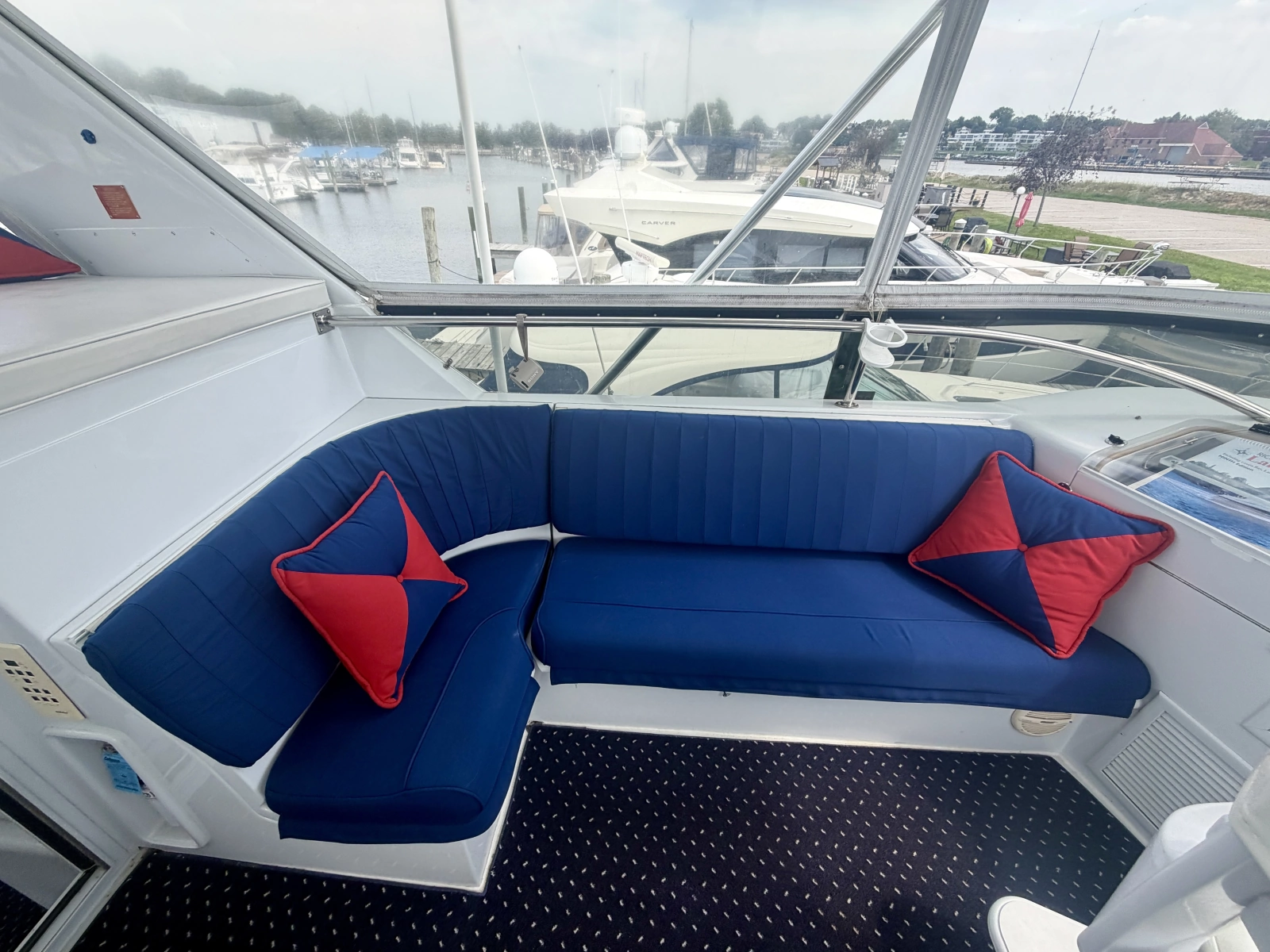 1999 Hatteras 52 Cockpit Motor Yacht