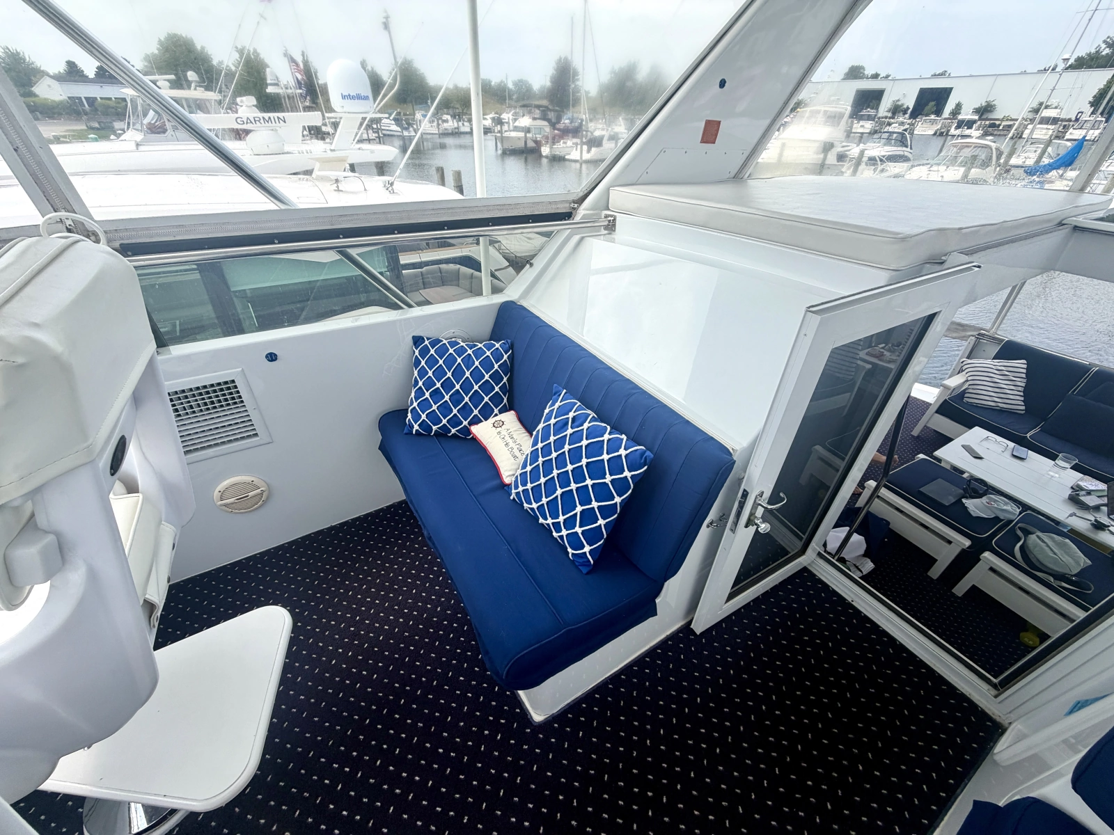 1999 Hatteras 52 Cockpit Motor Yacht