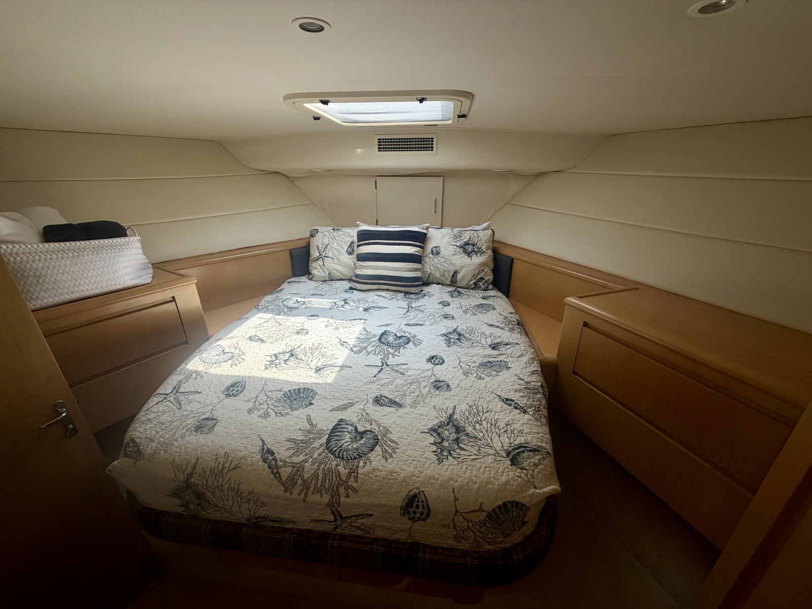 1999 Hatteras 52 Cockpit Motor Yacht
