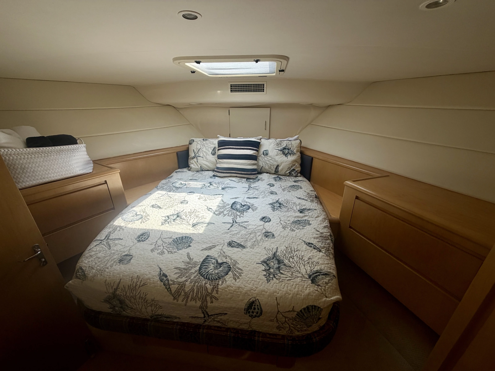 1999 Hatteras 52 Cockpit Motor Yacht