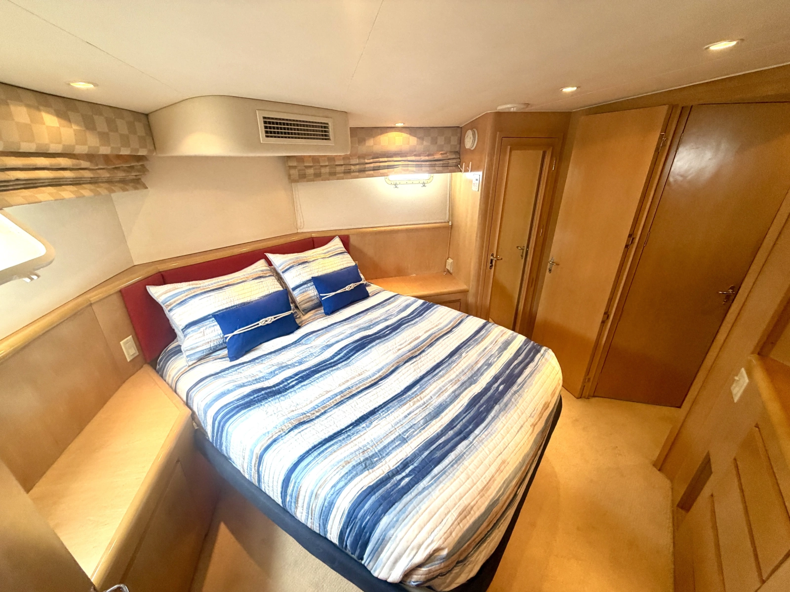 1999 Hatteras 52 Cockpit Motor Yacht