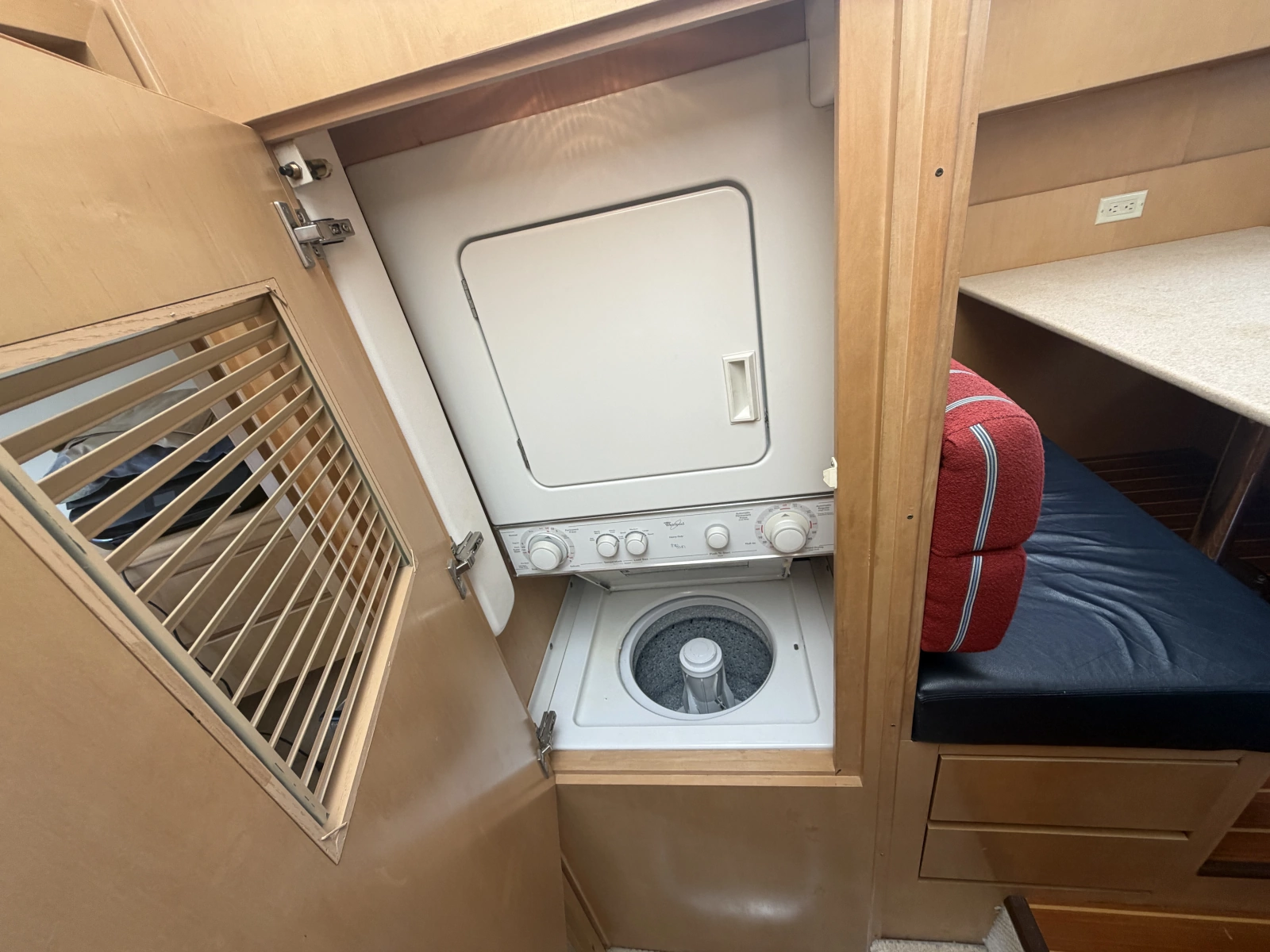 1999 Hatteras 52 Cockpit Motor Yacht