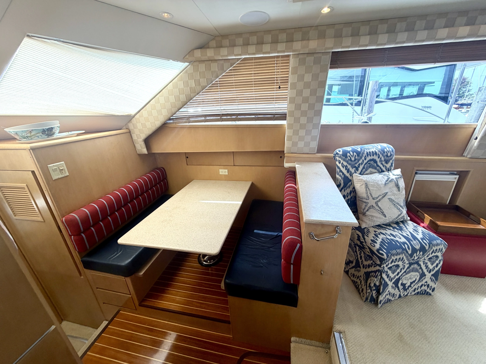 1999 Hatteras 52 Cockpit Motor Yacht