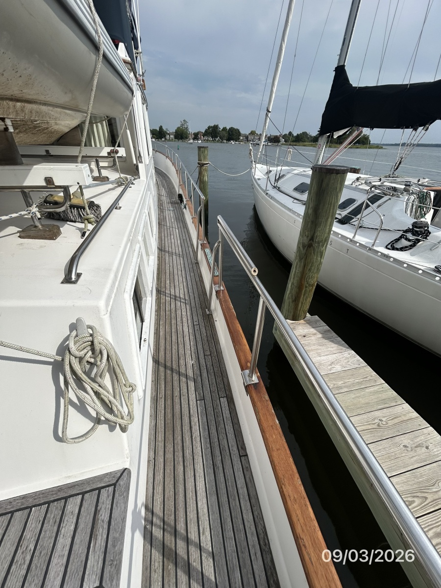 42' Grand Banks starboard side deck1