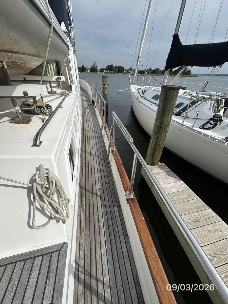 42' Grand Banks starboard side deck1