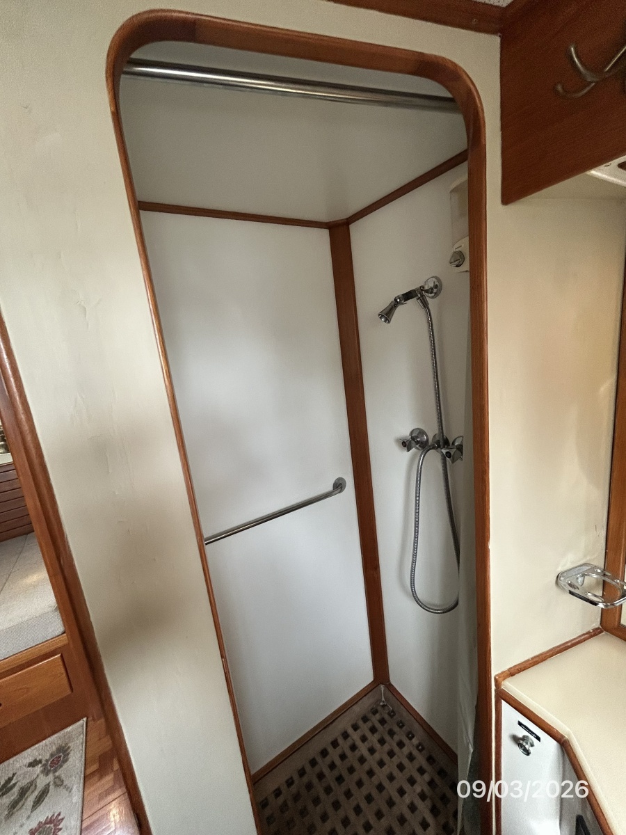 42' Grand Banks master satteroom shower