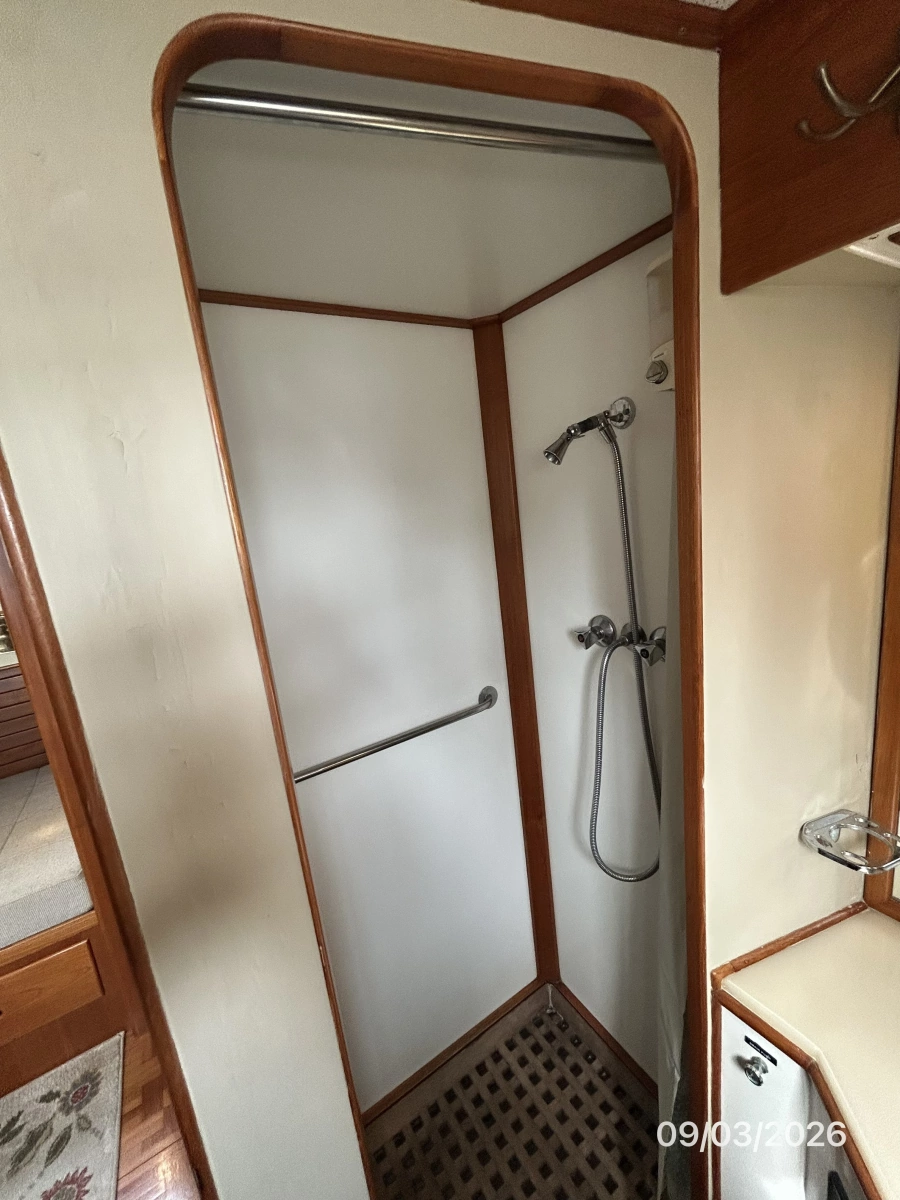 42' Grand Banks master satteroom shower