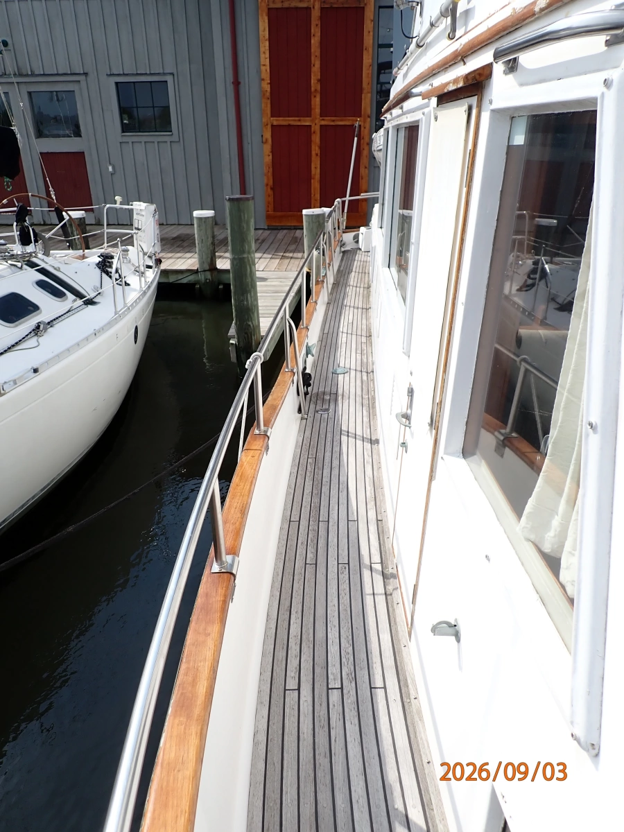 42' Grand Banks starboard side deck2