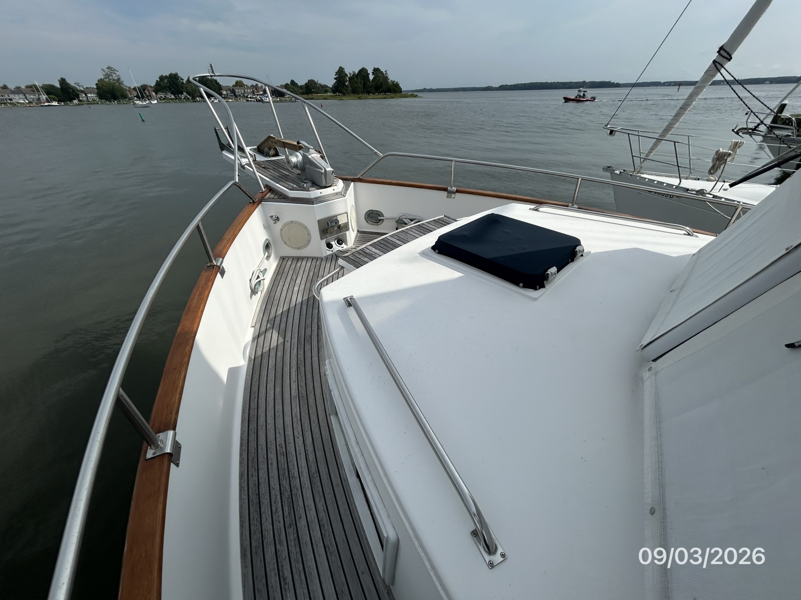 42' Grand Banks foredeck2