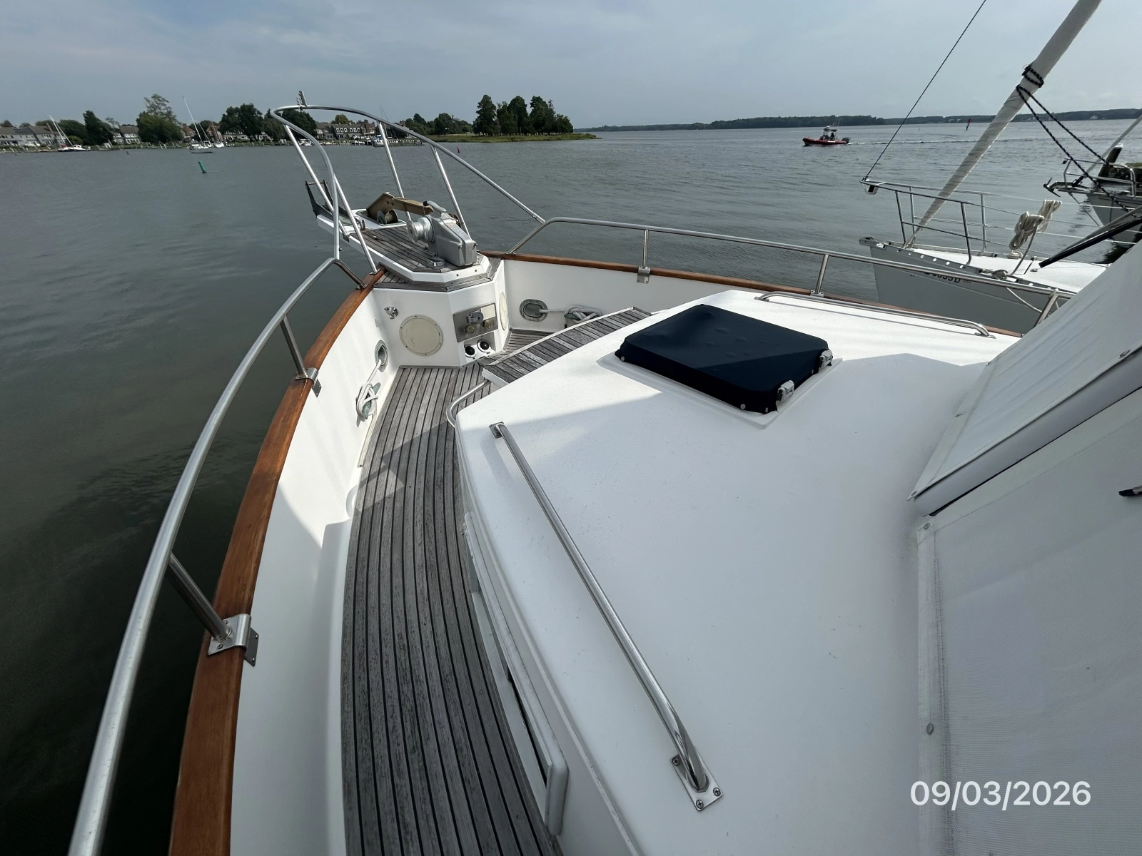 42' Grand Banks foredeck2