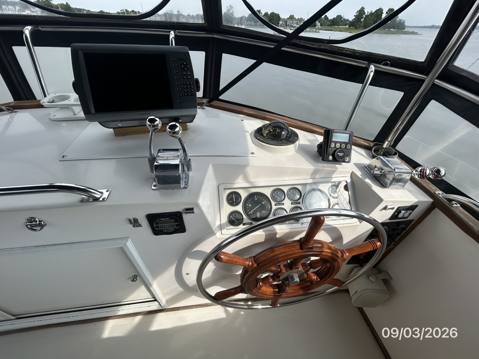 42' Grand Banks flybirdge helm2