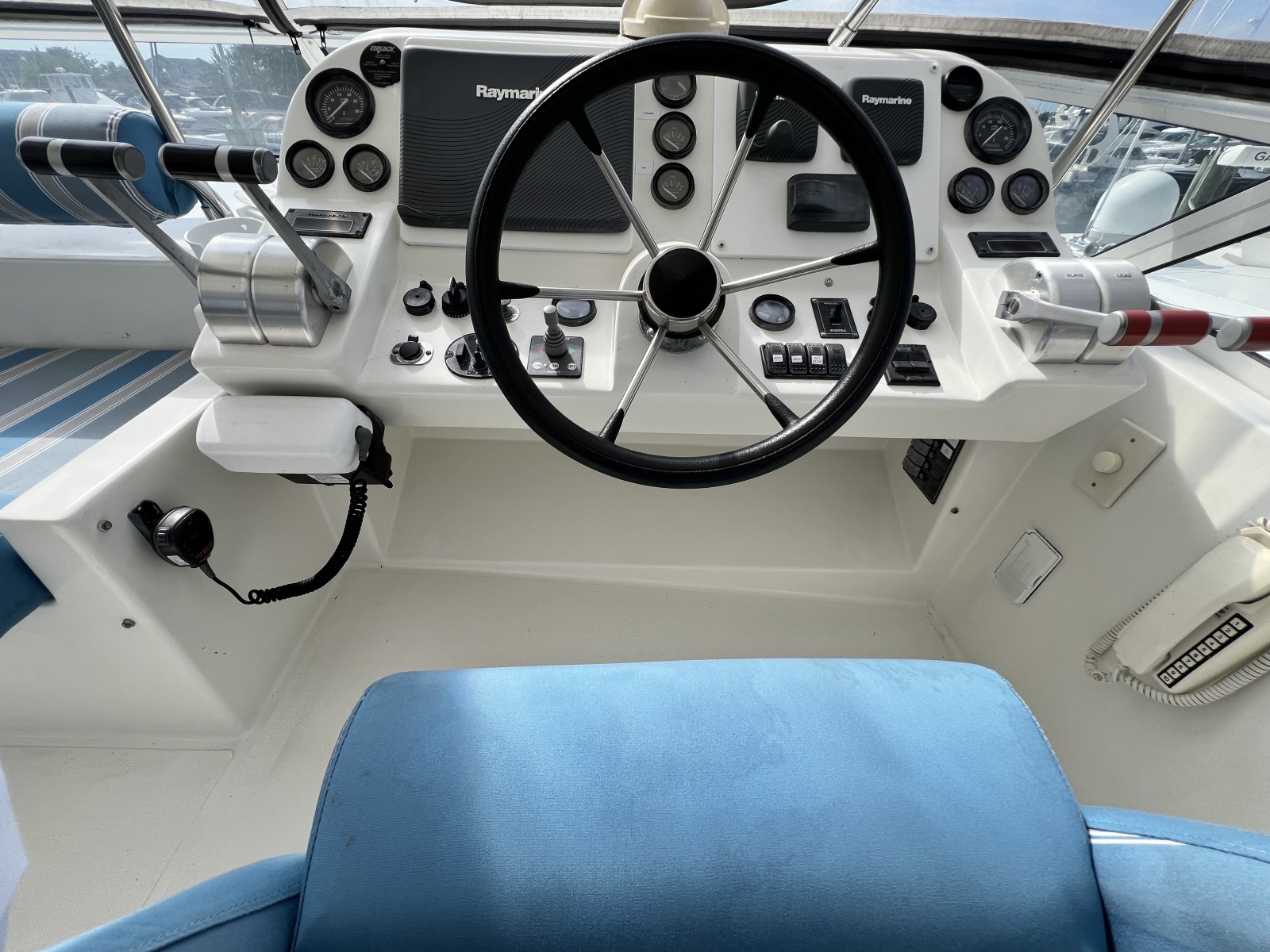 2004 Navigator 4400