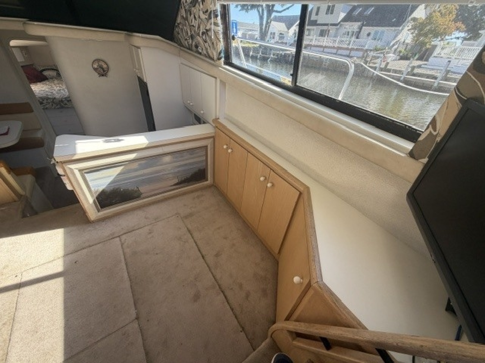 Salon starboard