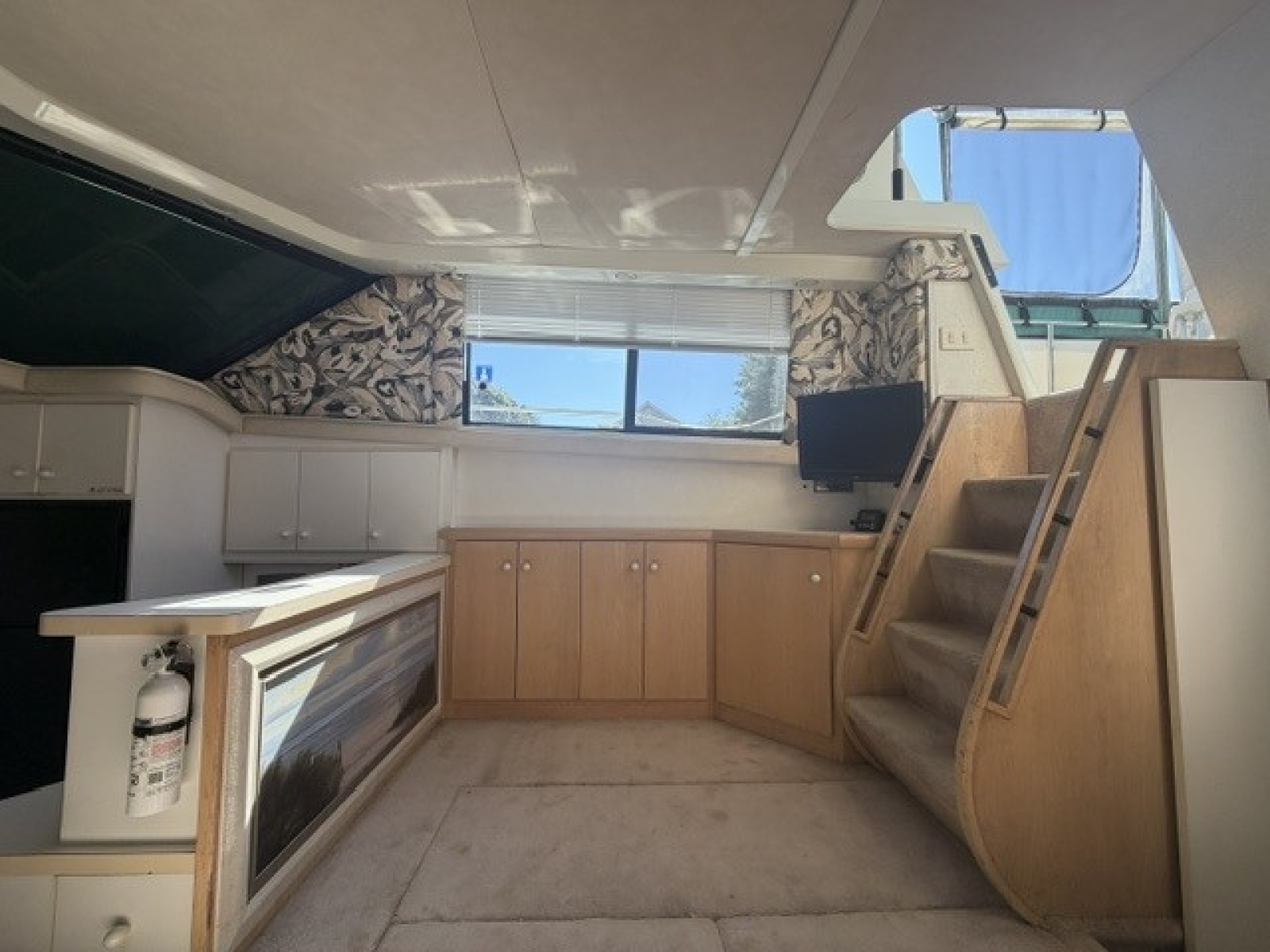 Salon starboard