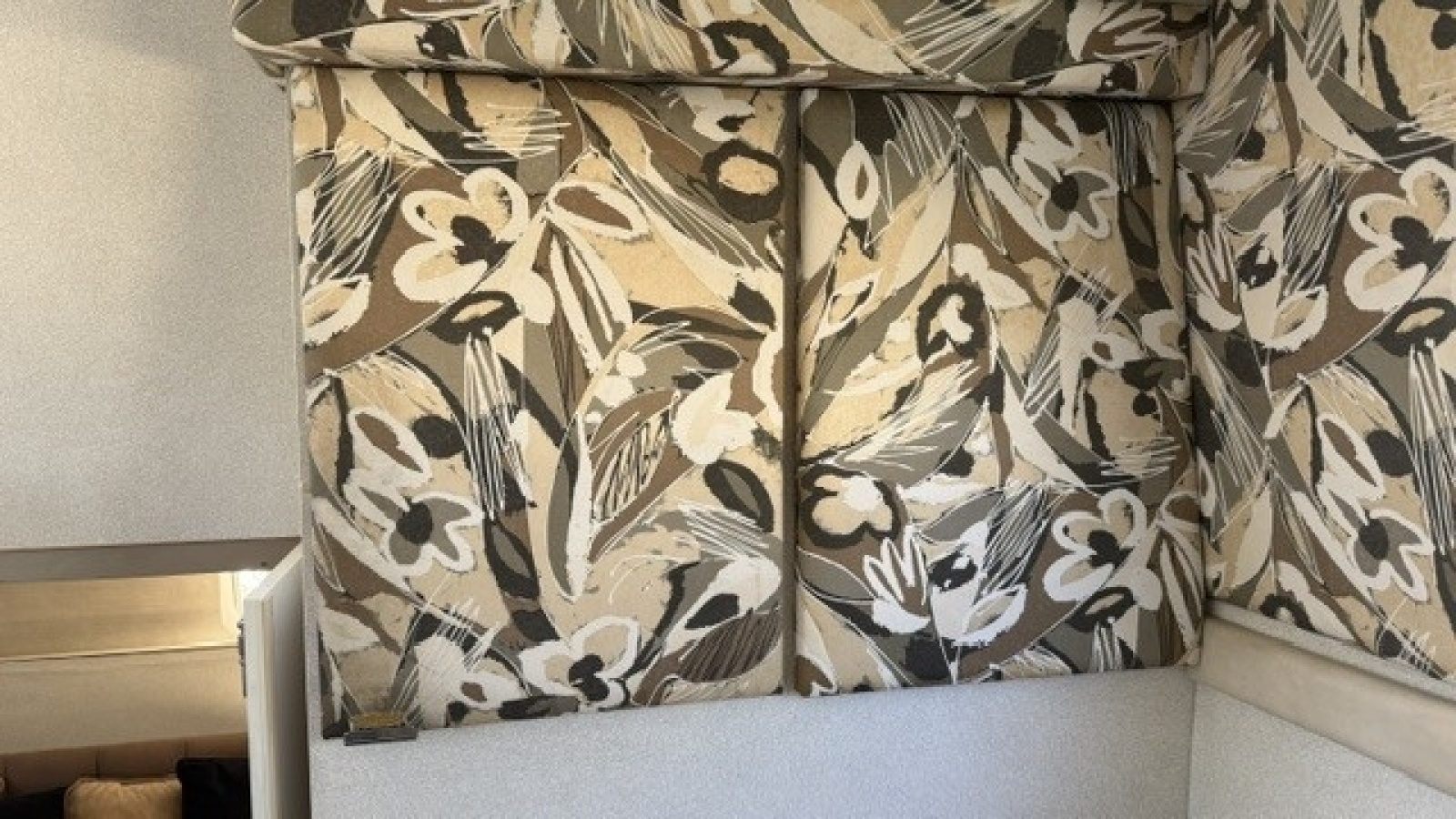 Salon breker panel access