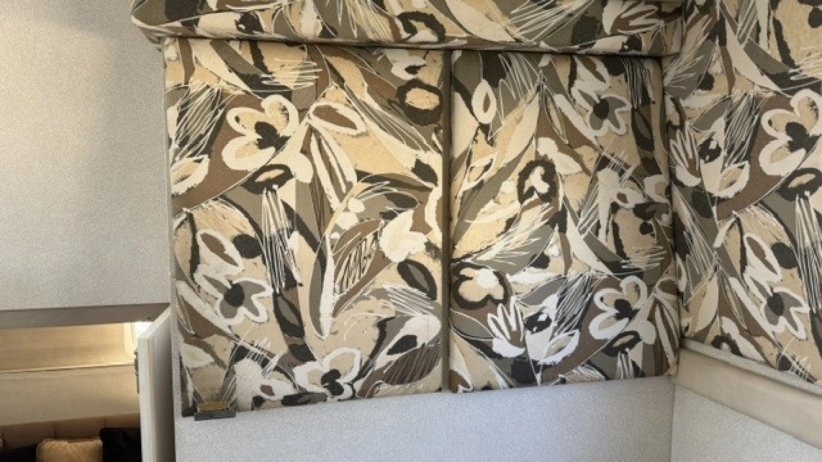 Salon breker panel access