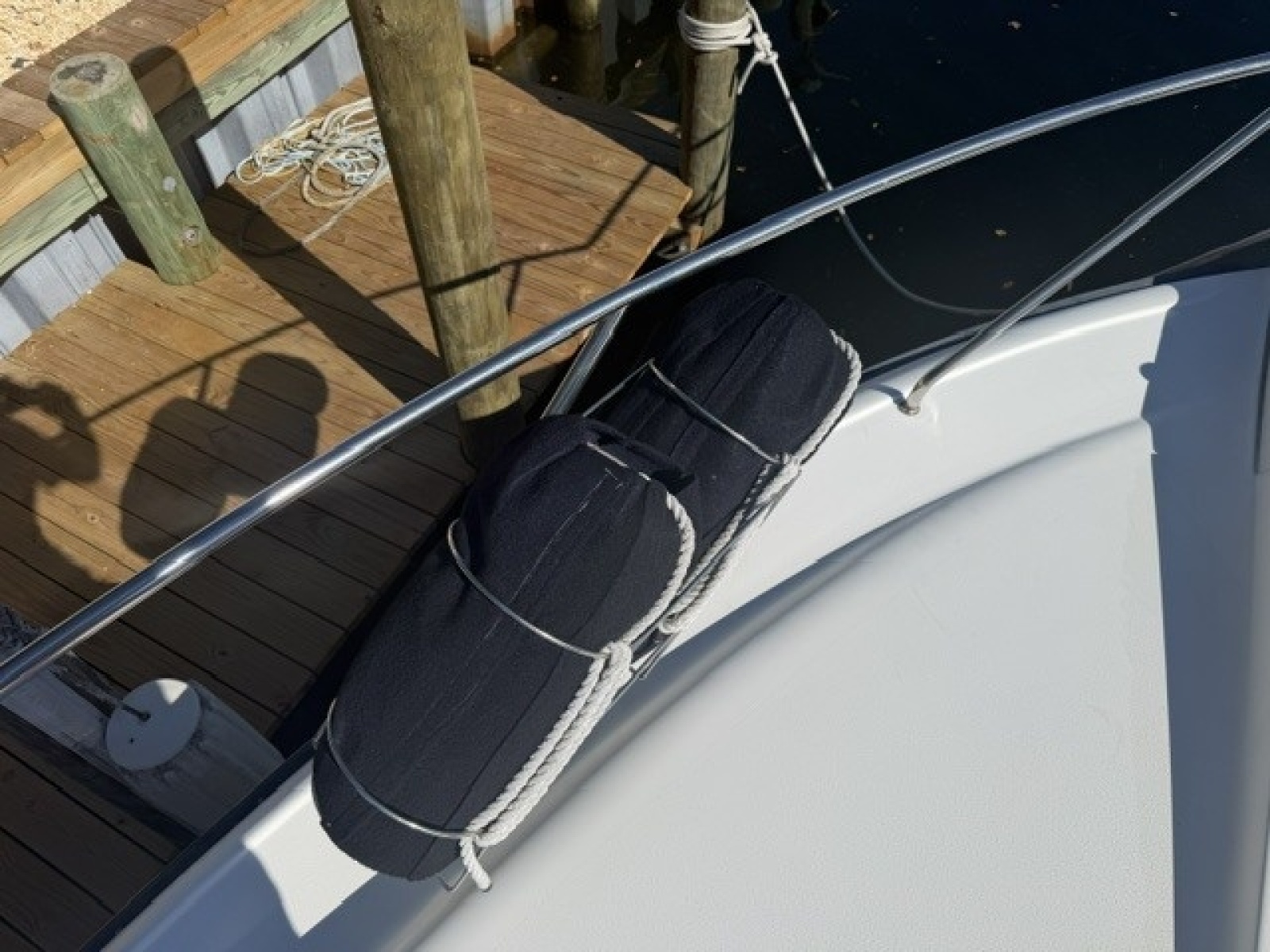 Port bow fender rack