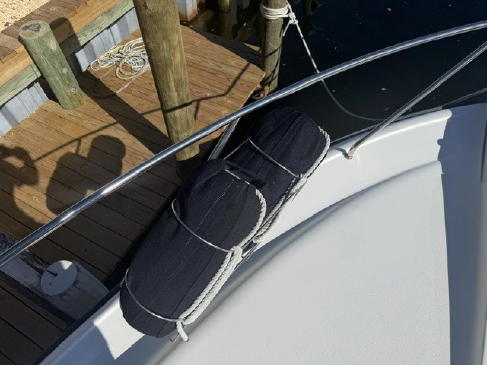 Port bow fender rack