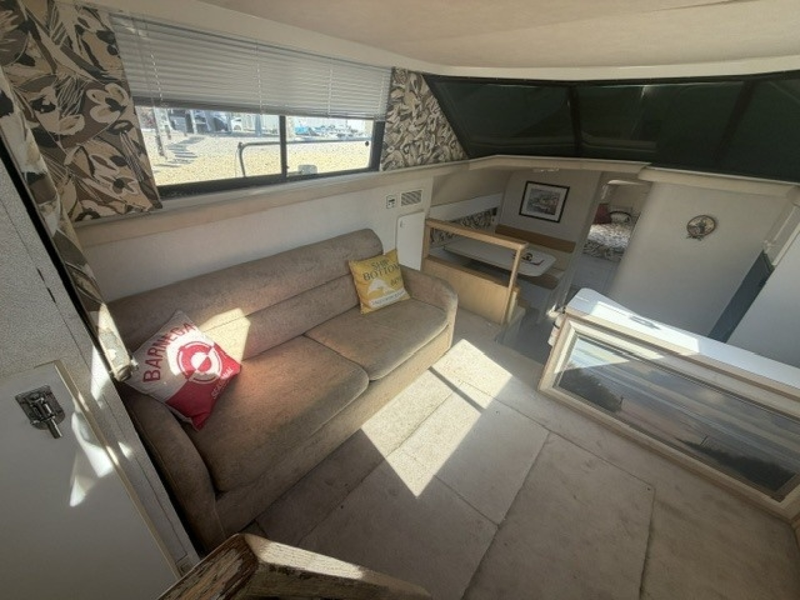 Salon portside