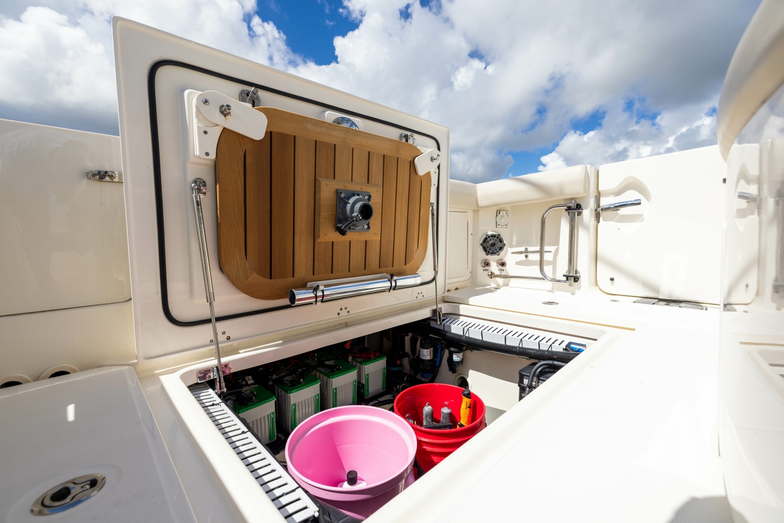 2024 Boston Whaler 330 Outrage