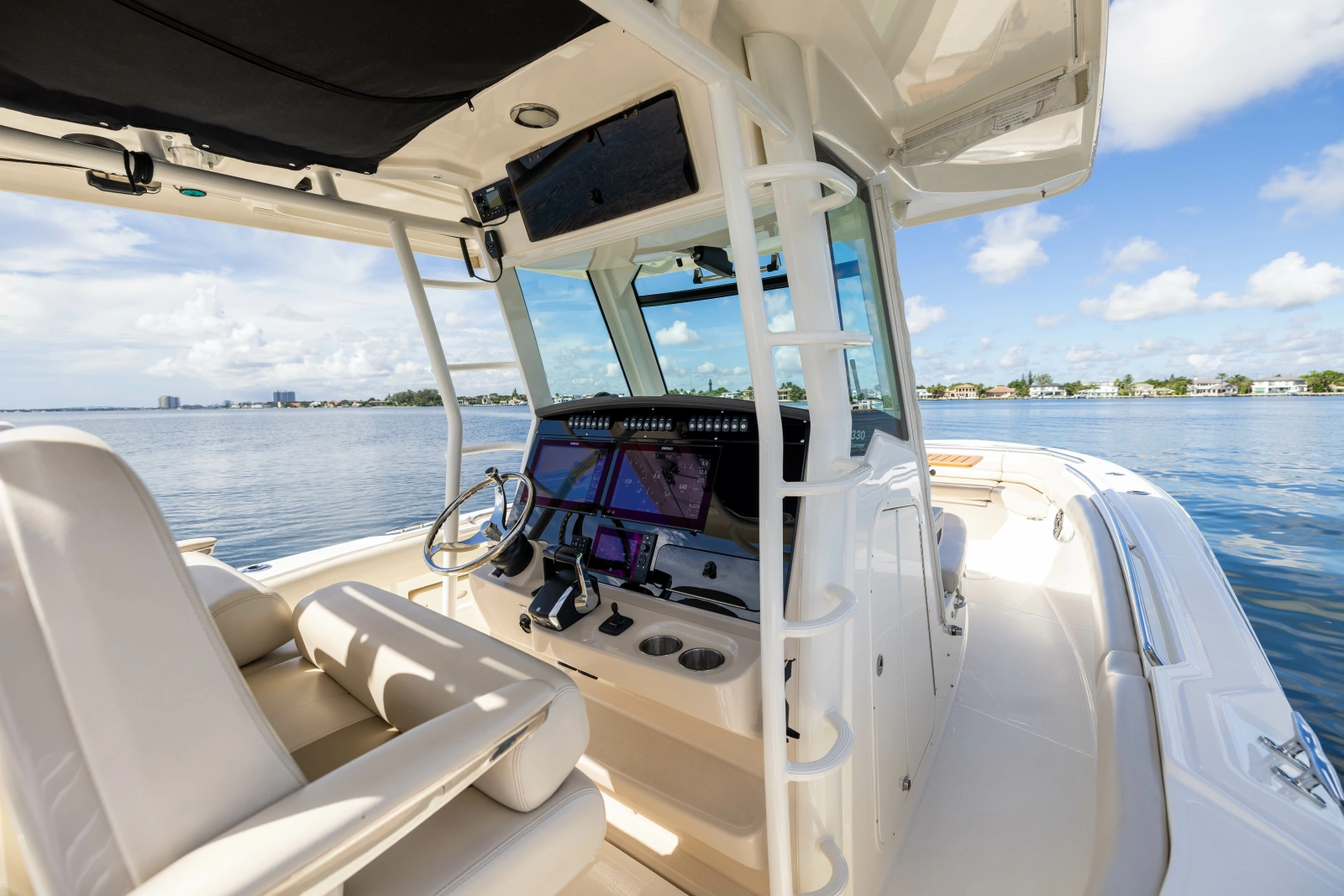 2024 Boston Whaler 330 Outrage