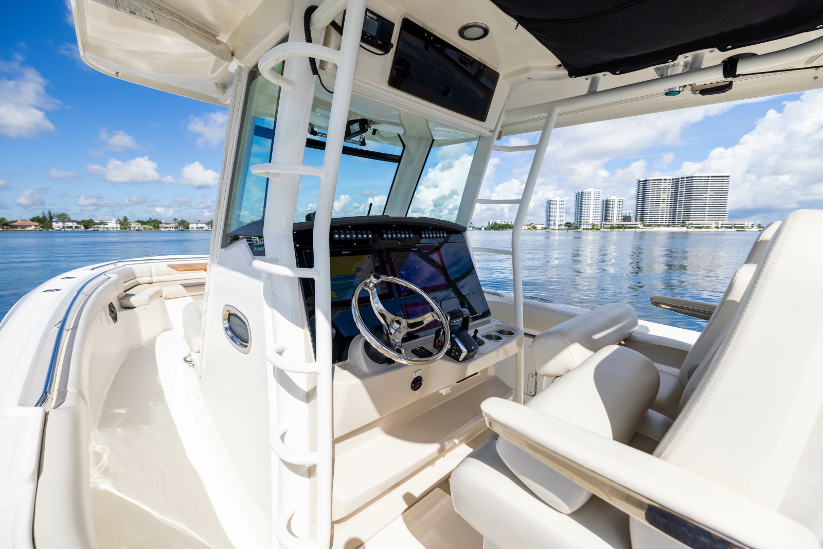 2024 Boston Whaler 330 Outrage