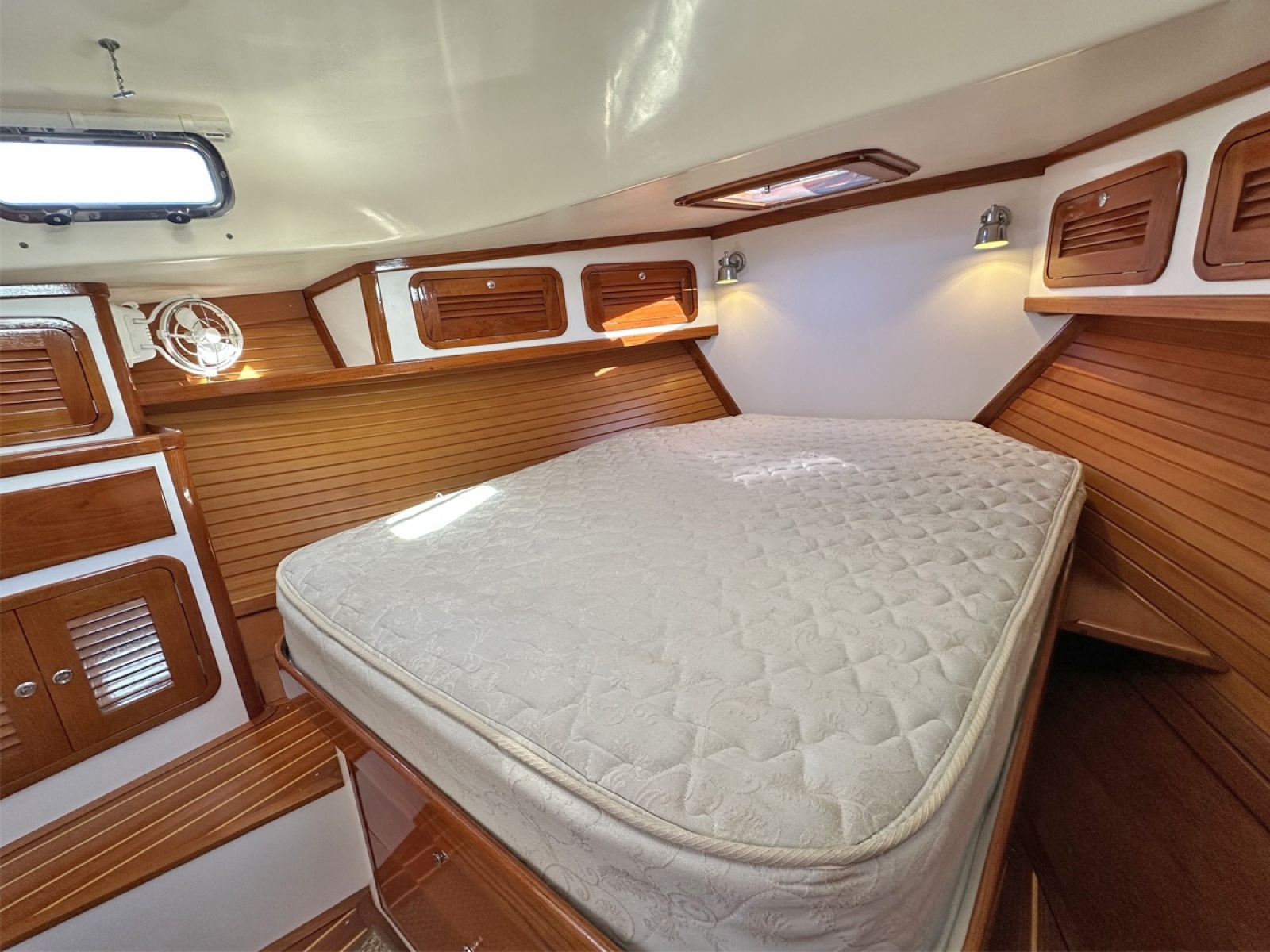 Fwd Cabin Looking Port Fwd