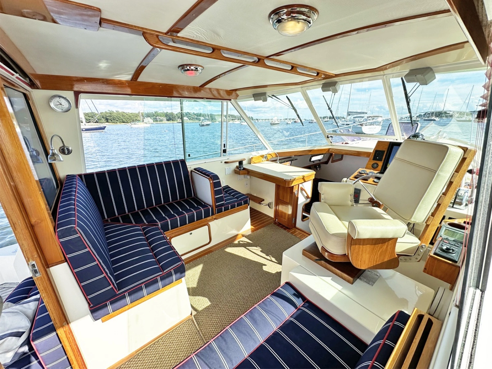 Pilothouse Salon Looking Forward to Port