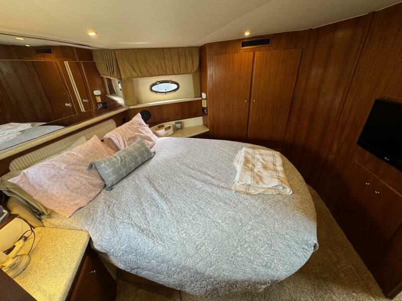 45 1999 Carver 406 Owners Stateroom