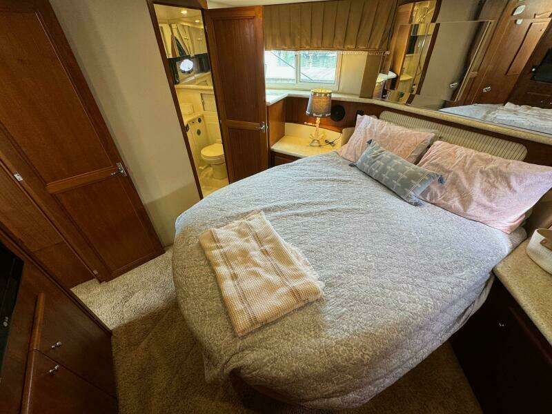 46 1999 Carver 406 Owners Stateroom
