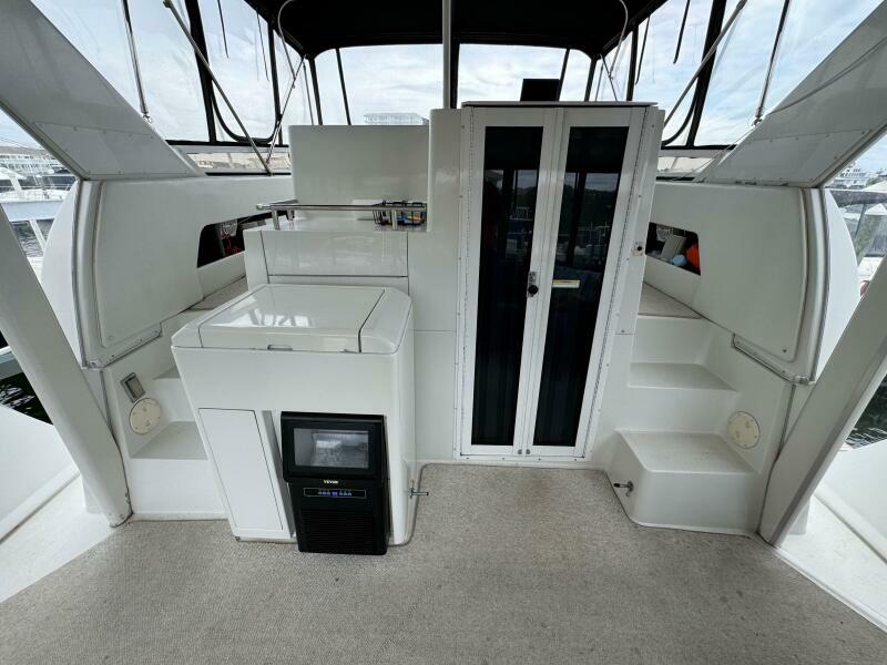 16 1999 Carver 406 Aft Sundeck Facing Forward
