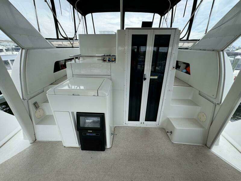 16 1999 Carver 406 Aft Sundeck Facing Forward