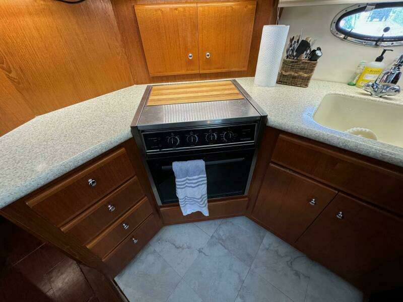35 1999 Carver 406 Galley Stove