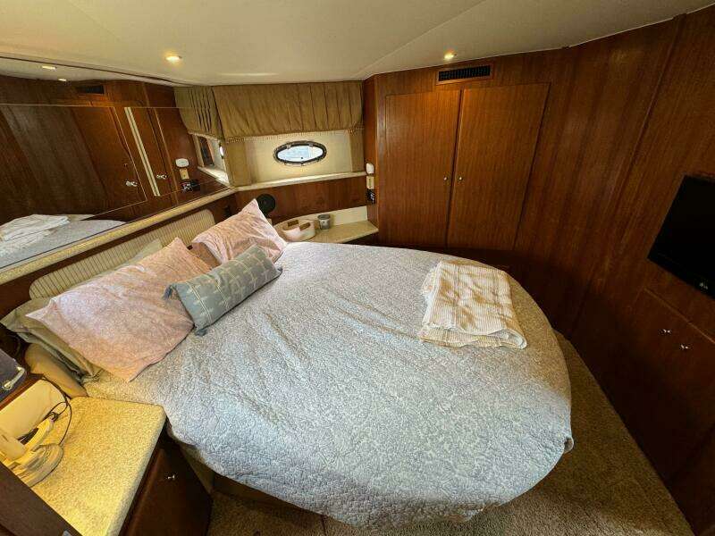 42 1999 Carver 406 Owners Stateroom