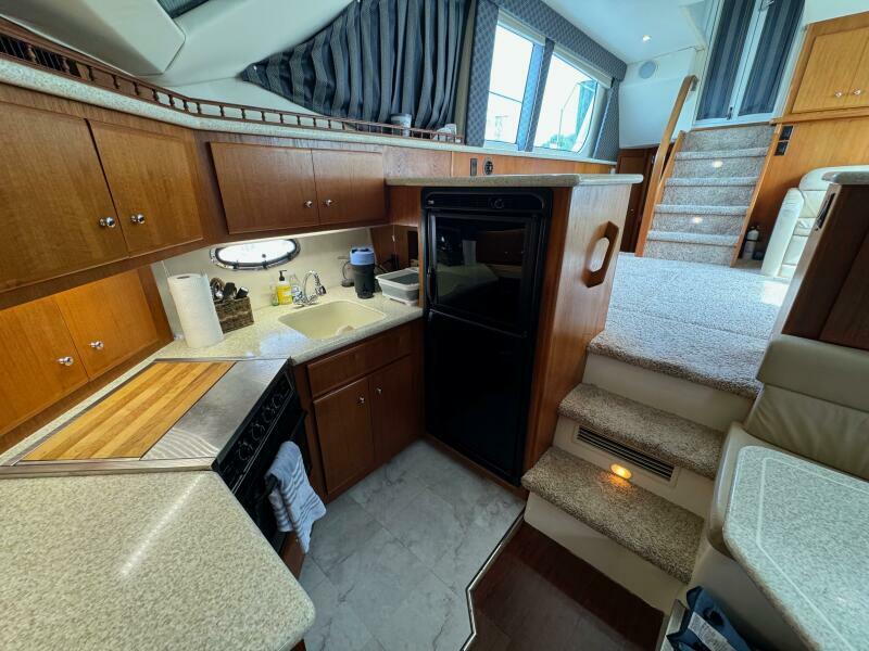 35 1999 Carver 406 Galley 2