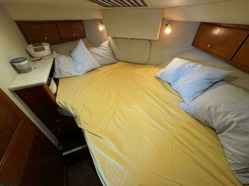 52 1999 Carver 406 Forward Stateroom