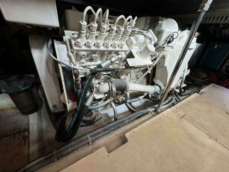 64 1999 Carver 406 Starboard Motor