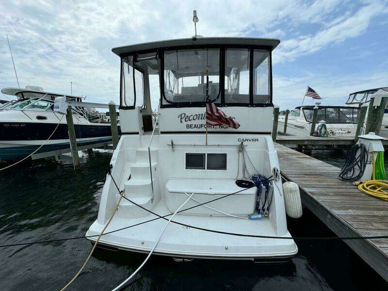 5 1999 Carver 406 Stern 21