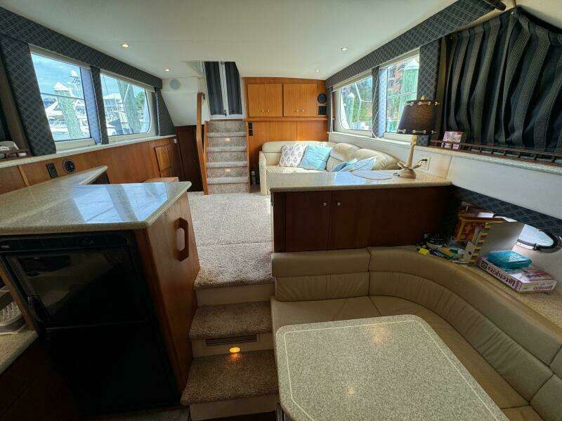 29 1999 Carver 406 Salon Facing Aft