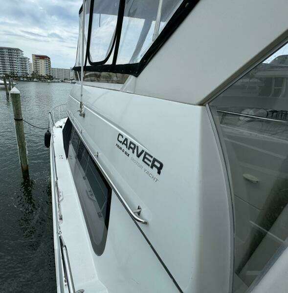 11 1999 Carver 406 Port Side