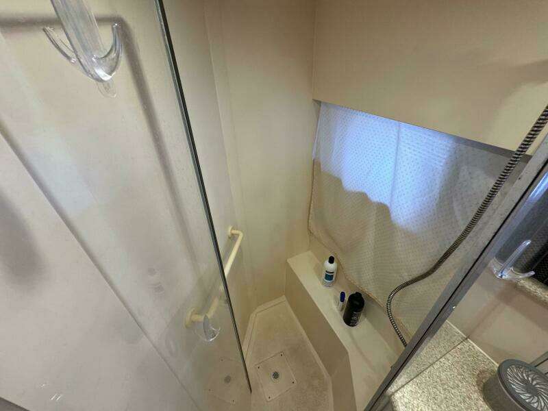 49 1999 Carver 406 Owners Shower