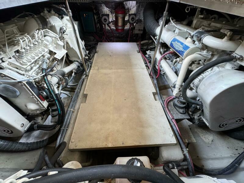 60 1999 Carver 406 Engine Room