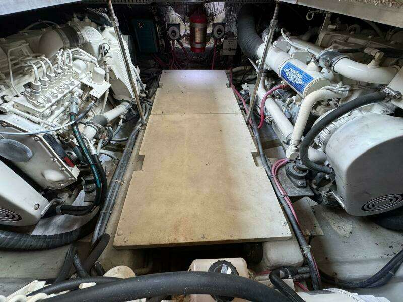 60 1999 Carver 406 Engine Room