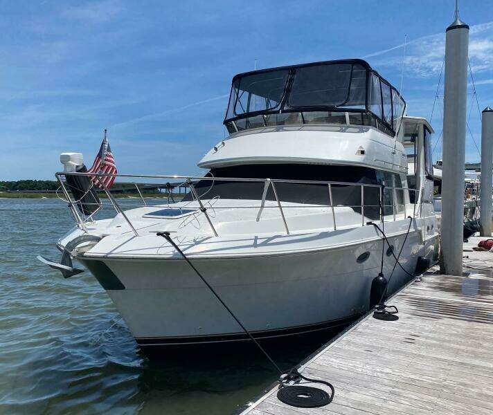 4 1999 Carver 406 Along The Dock