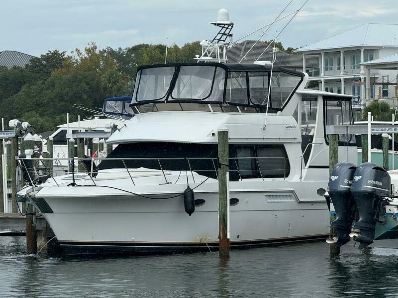 2 1999 Carver 406 Port Bow