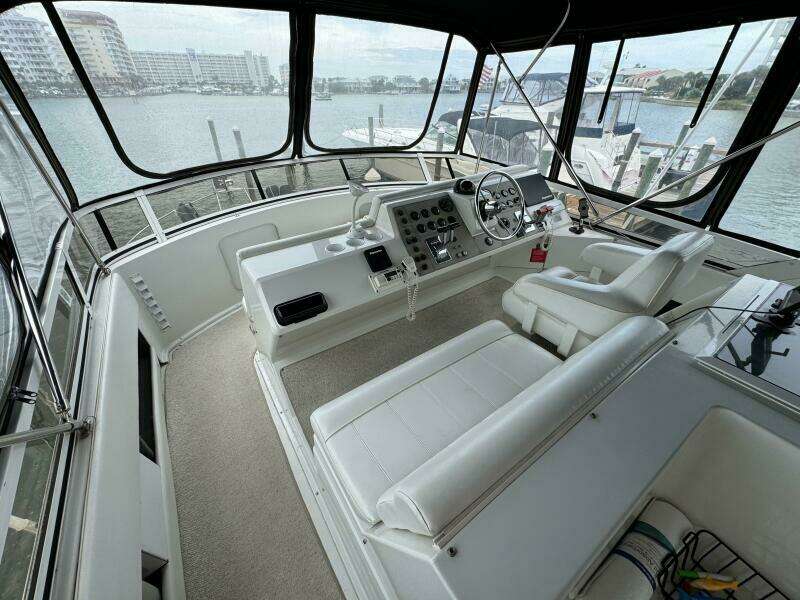21 1999 Carver 406 Helm 2