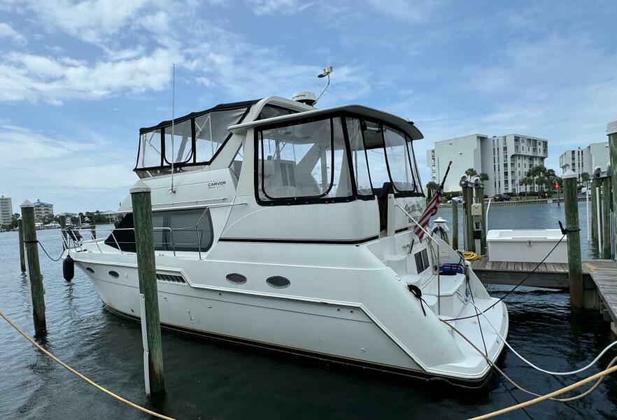 3 1999 Carver 406 Port Side