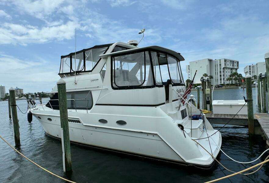 3 1999 Carver 406 Port Side